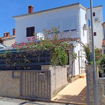Apartments Alex ロヴィニ エクステリア 写真