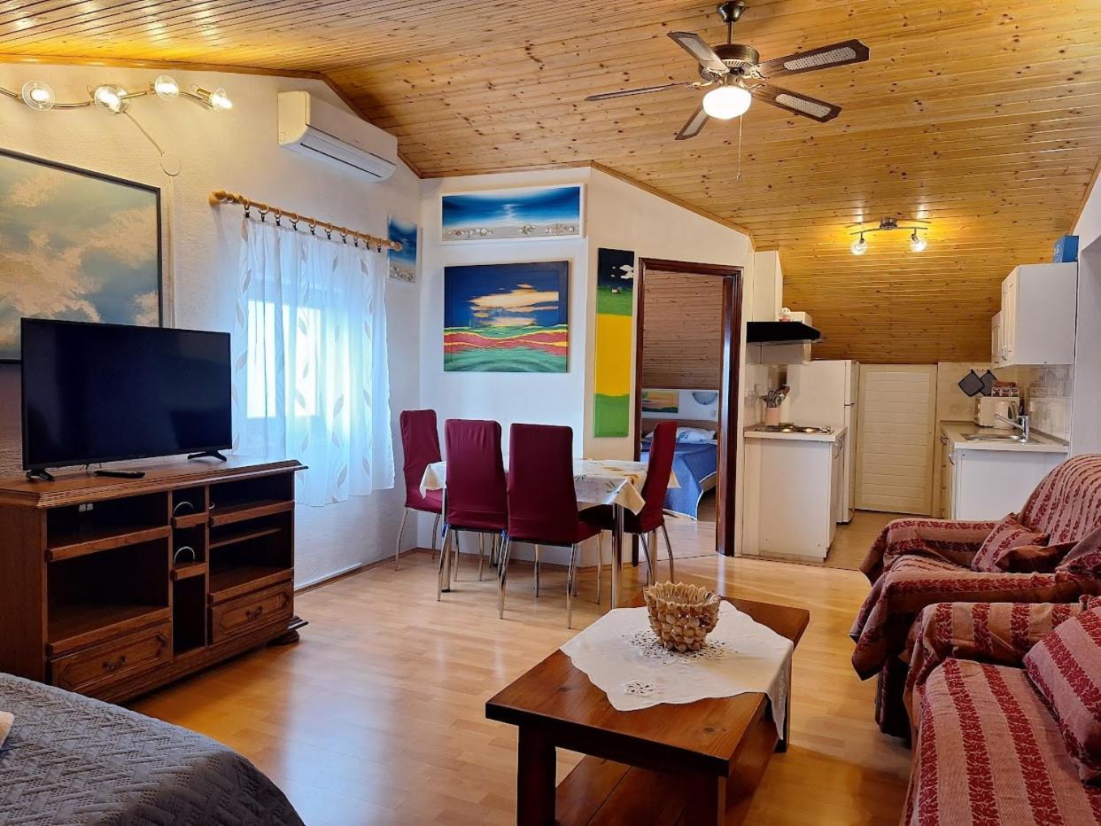 Apartments Alex ロヴィニ 部屋 写真