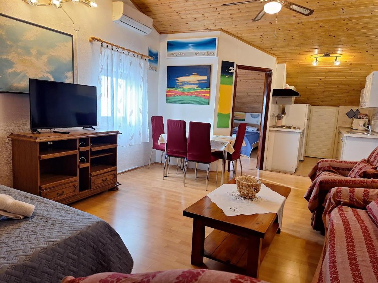 Apartments Alex ロヴィニ エクステリア 写真